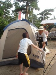 テント設営中