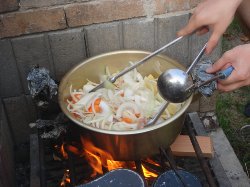 カレーの具材炒め中なり